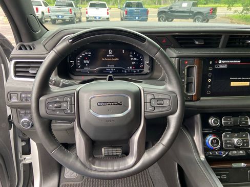 Used 2023 GMC Yukon Denali Ultimate AWD/4WD image 17
