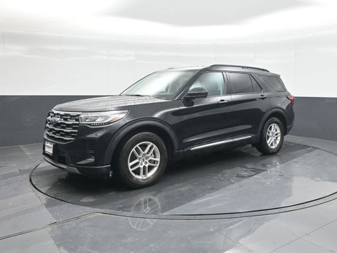 Certified 2025 Ford Explorer Active RWD image 1