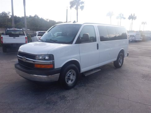 Used 2017 Chevrolet Express 2500 LT w/ LT Preferred Equipment Group RWD image 4