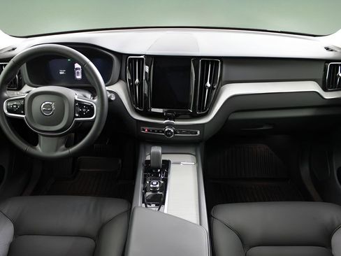 Used 2025 Volvo XC60 B5 Plus AWD/4WD image 17