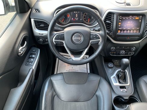 Used 2018 Jeep Cherokee Latitude Plus w/ Comfort/Convenience Group AWD/4WD image 30