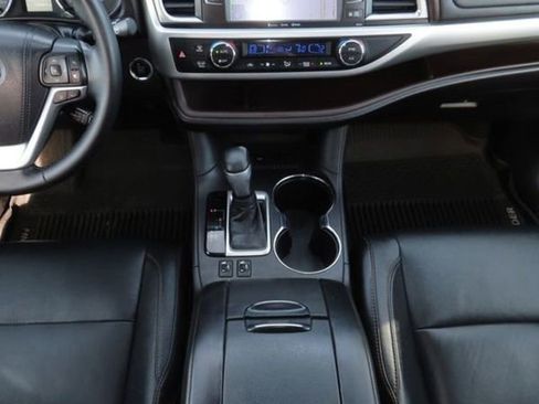 Used 2018 Toyota Highlander XLE image 25