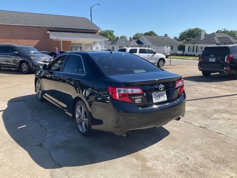 Used 2014 Toyota Camry SE w/ Moonroof Package FWD image 5