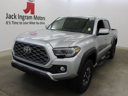 Used 2023 Toyota Tacoma TRD Off-Road w/ TRD Premium Off Road Package AWD/4WD image 2