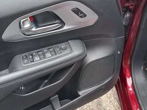 Used 2023 Chrysler Pacifica Touring-L w/ S Appearance Package image 2