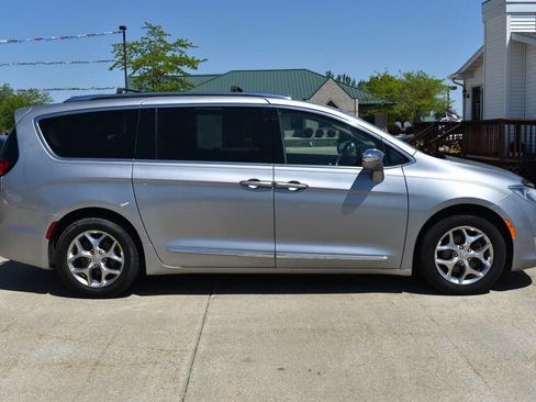 Used 2019 Chrysler Pacifica Limited FWD image 2