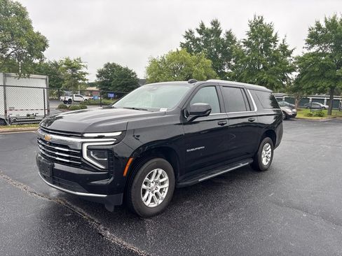 Used 2025 Chevrolet Suburban LT AWD/4WD image 8