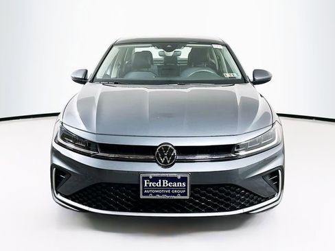 Used 2025 Volkswagen Jetta SE w/ Sunroof Package image 2