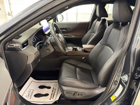 Used 2024 Toyota Venza Limited image 21