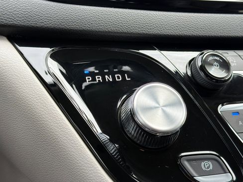 Used 2024 Chrysler Pacifica Touring-L image 21