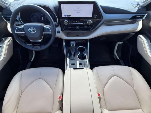 Certified 2025 Toyota Highlander Limited FWD image 15