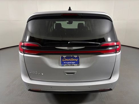Used 2024 Chrysler Pacifica Touring-L FWD image 7