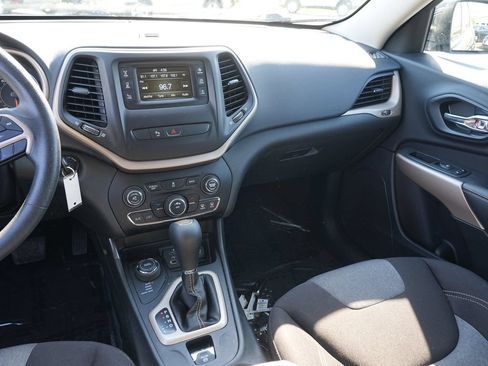 Used 2018 Jeep Cherokee Latitude w/ Safety Group AWD/4WD image 21