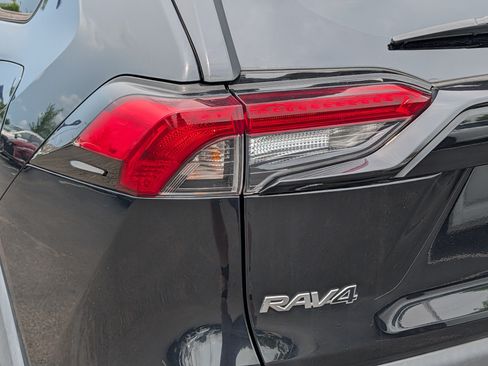 Used 2022 Toyota RAV4 LE AWD/4WD image 17