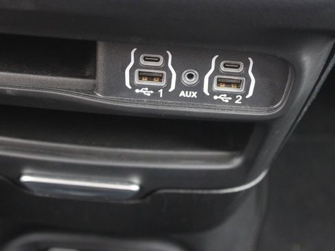 Used 2025 Chrysler Pacifica Select FWD image 27