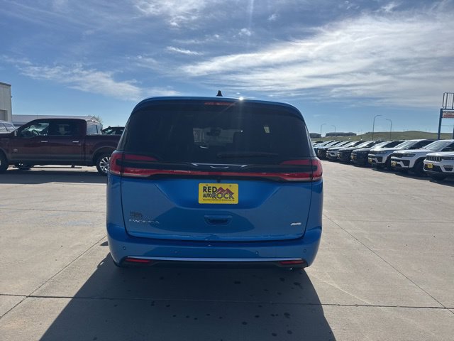 New 2027 Chrysler Pacifica Select AWD/4WD image 2