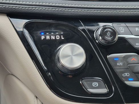 Used 2024 Chrysler Pacifica Limited FWD image 30