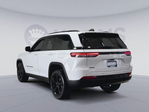 Used 2023 Jeep Grand Cherokee Altitude image 8
