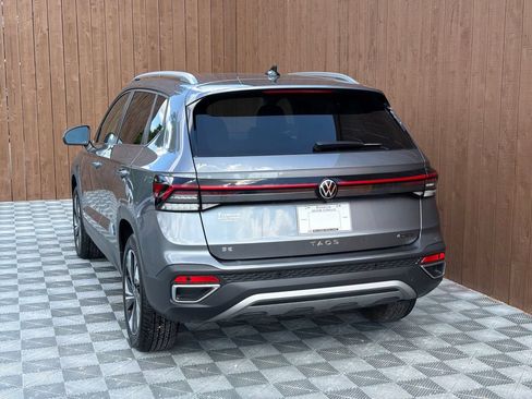 Used 2025 Volkswagen Taos SE AWD/4WD image 16