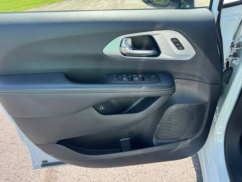 Certified 2024 Chrysler Pacifica Limited FWD image 20