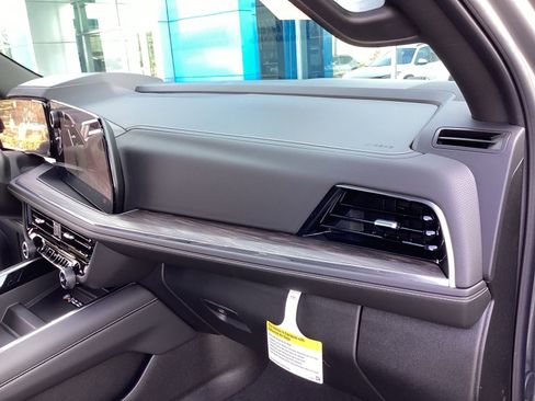 New 2026 Chevrolet Suburban Premier AWD/4WD image 18
