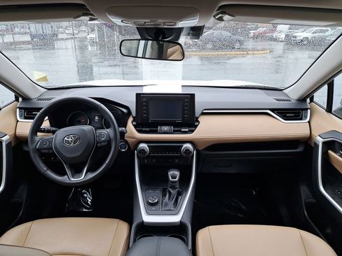 Used 2021 Toyota RAV4 XLE Premium image 18