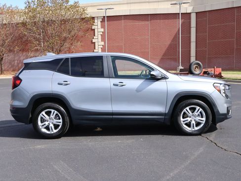 Used 2024 GMC Terrain SLE image 29