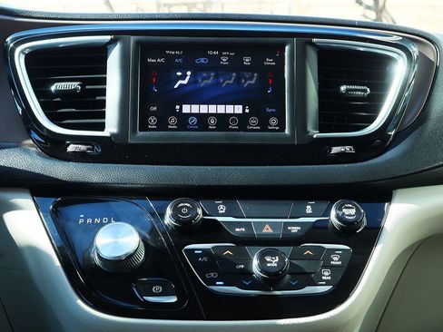 Used 2020 Chrysler Voyager L image 44