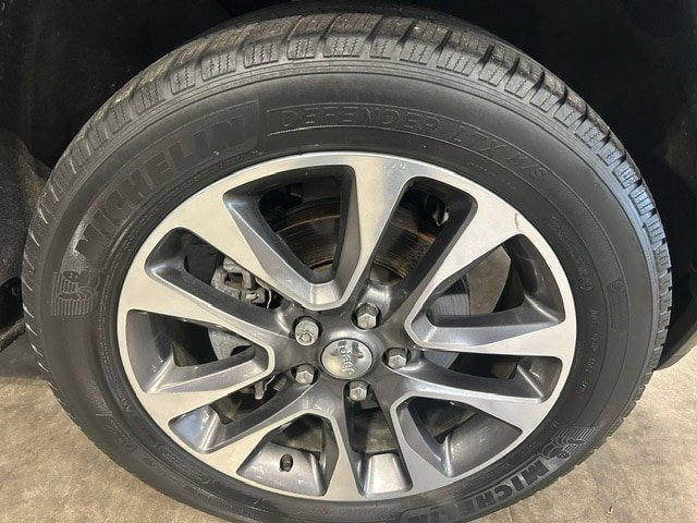 Used 2017 Jeep Grand Cherokee Overland AWD/4WD image 4
