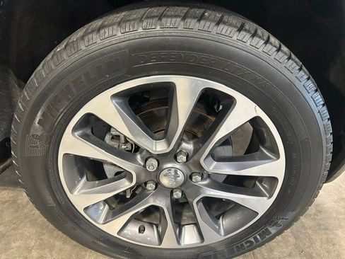 Used 2017 Jeep Grand Cherokee Overland AWD/4WD image 4
