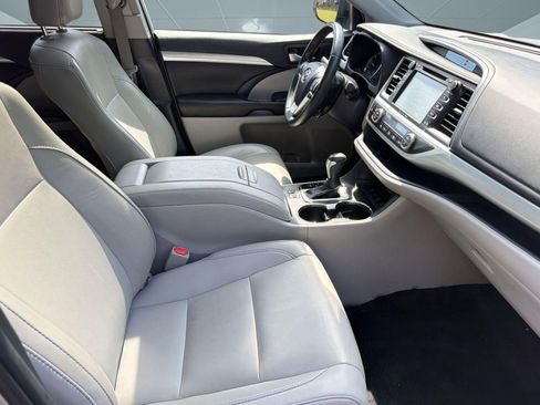 Used 2019 Toyota Highlander XLE AWD/4WD image 30
