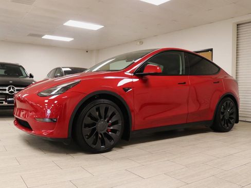 Used 2023 Tesla Model Y Performance image 2