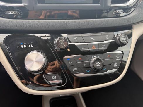 Used 2018 Chrysler Pacifica LX FWD image 18
