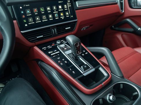 Certified 2022 Porsche Cayenne Platinum Edition image 14