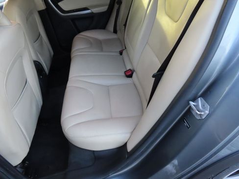 Used 2017 Volvo V60 T5 Cross Country w/ Climate Package image 11