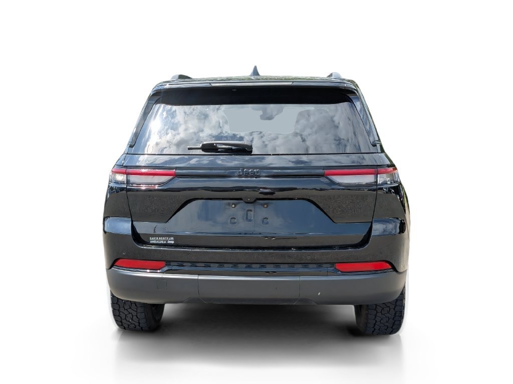 Used 2025 Jeep Grand Cherokee Altitude RWD image 8