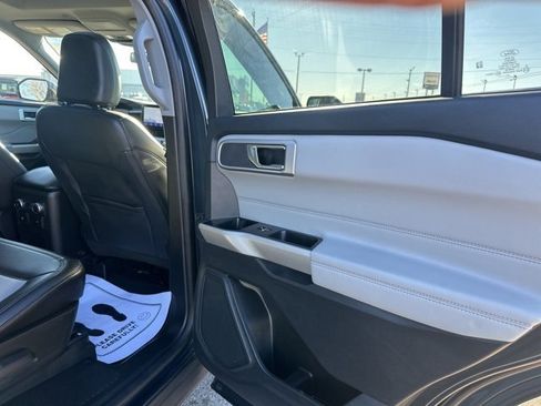 Used 2022 Ford Explorer XLT w/ Equipment Group 202A image 16