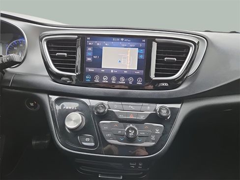 Used 2018 Chrysler Pacifica Touring-L w/ Premium Audio Group image 11