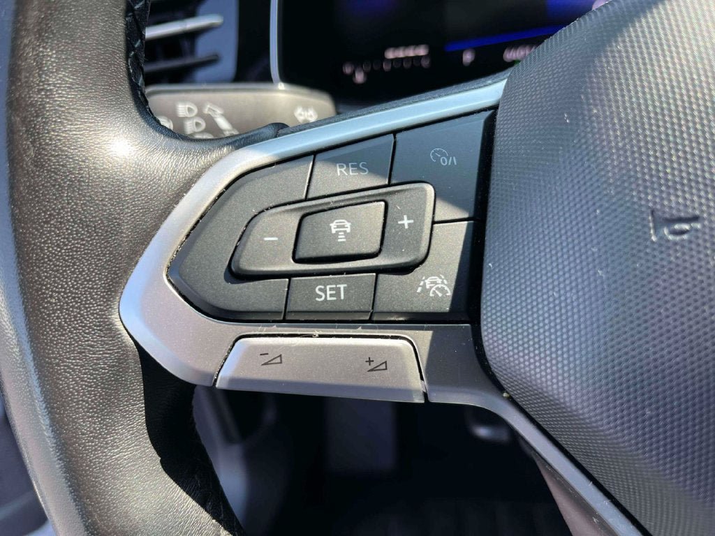 Used 2025 Volkswagen Jetta SE FWD image 28