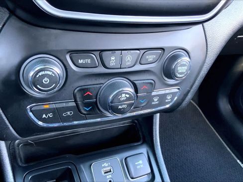 Used 2021 Jeep Cherokee Latitude Lux 80th Anniv w/ Quick Order Package 26U 80TH FWD image 31