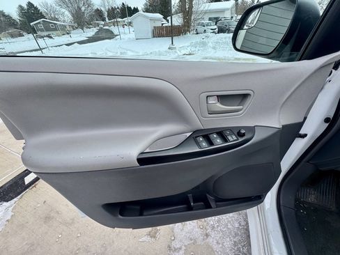 Used 2016 Toyota Sienna L image 21