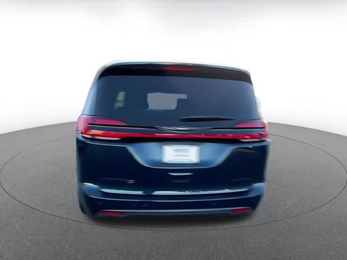 Used 2025 Chrysler Pacifica Limited FWD image 12