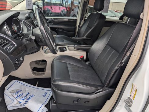 Used 2016 Chrysler Town & Country Touring w/ Driver Convenience Group image 11