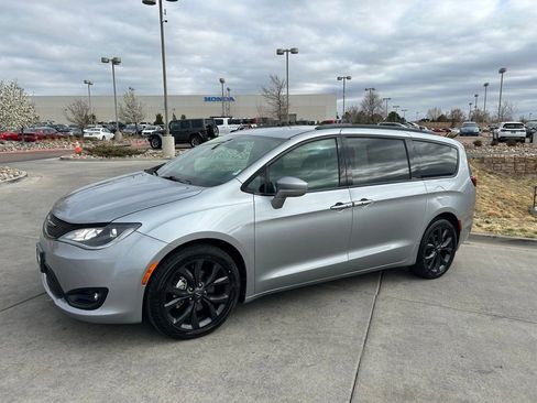 Used 2020 Chrysler Pacifica Touring-L Plus image 3