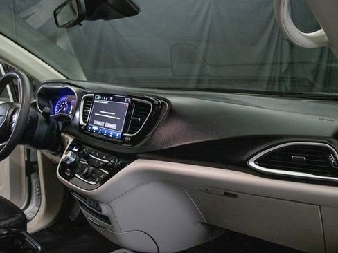 Used 2024 Chrysler Pacifica Touring-L FWD image 16