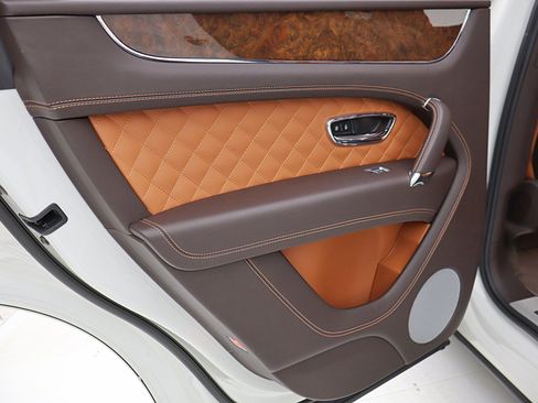 Used 2019 Bentley Bentayga image 54