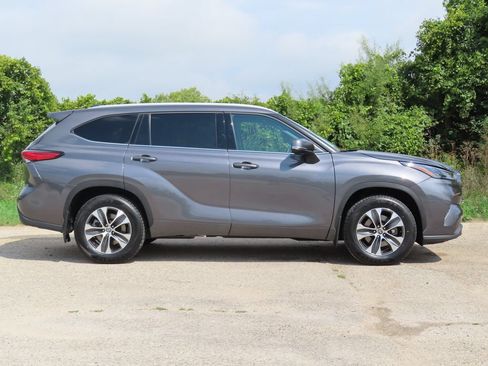 Used 2022 Toyota Highlander XLE AWD/4WD image 2