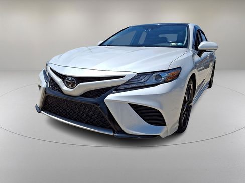 Used 2019 Toyota Camry XSE FWD image 4