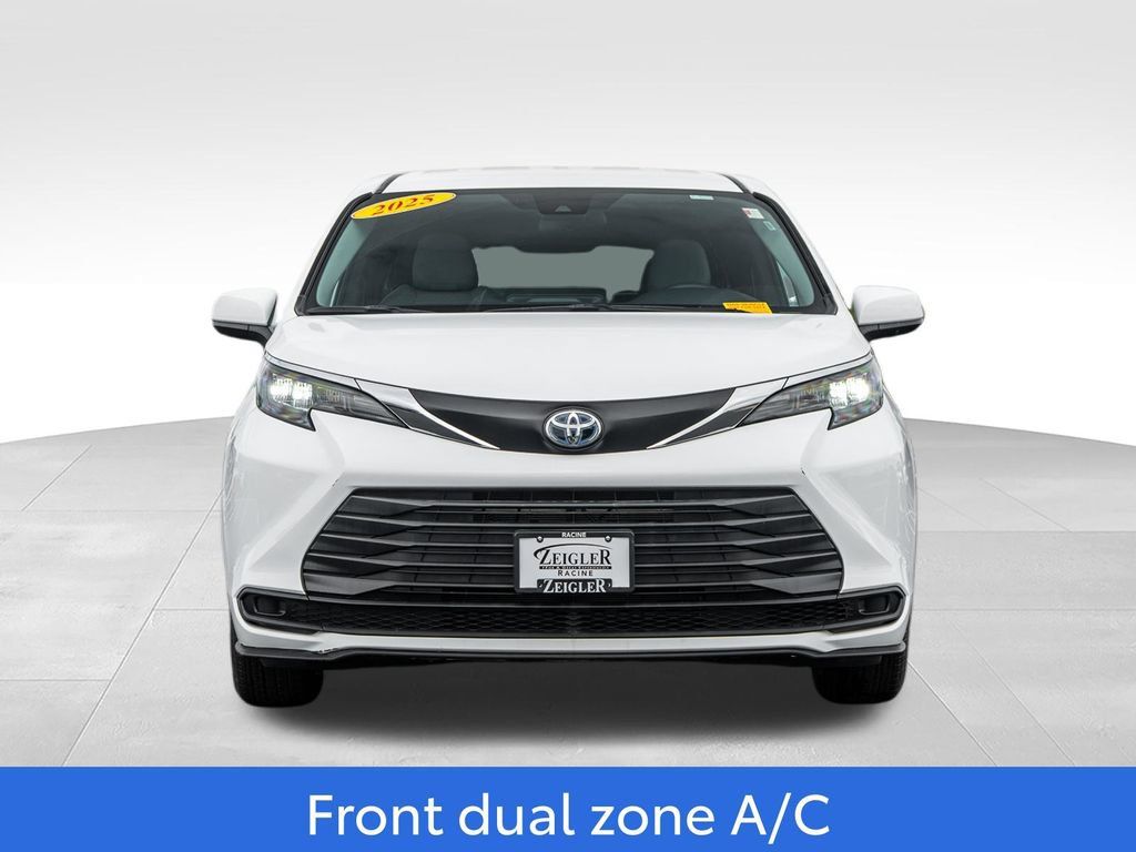 Used 2025 Toyota Sienna LE FWD image 2