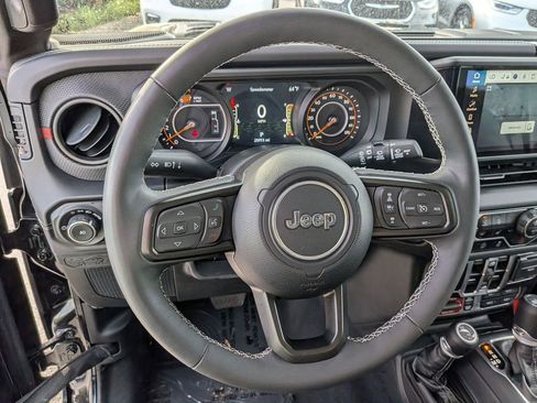 Used 2025 Jeep Wrangler Unlimited Rubicon w/ Convenience Group AWD/4WD image 21